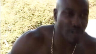 Saphire Rae foi fodida em uma orgia anal hardcore por um pau preto grande.