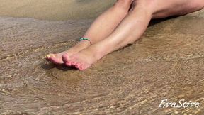 Beachside mature lady fingers herself and cums, pussy wet close-up
