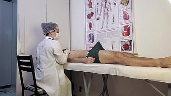 Paciente N&atilde_o Aguenta e Fica Duro na Frente da Enfermeira Durante o Exame