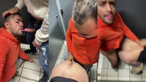 passivo servindo a varios machos de joelhos no vestiario da obra da nova impreiteira.