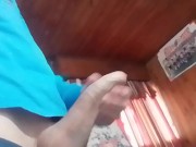 Solo en casa, así que acaricio mi larga polla