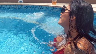 Smoking Hot Venezolana Girlfriend Masterbates in Public Jacuzzi in Cartagena