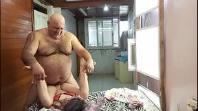 LOIRA DE 24 ANOS BOA DE CAMA SEMPRE QUERENDO MAIS---ELA ADORA ESSE COROA---