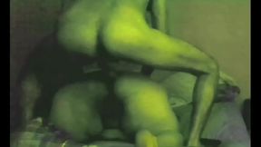 Madura puta entrega el culo y goza de un macho que le pega una extensa cogida que la hace jadear y expresar el placer que siente en el orto