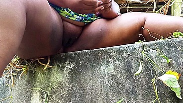 Brincando com a xereca em público