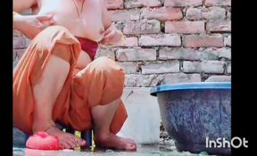 Fit Aur Qute Ladki Ki Chamakdar Bath Scene: Ek Lagbhag Masti Ka Anand"
