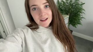 สาวผมแดงหน้าอกเล็ก PAWG กำลังช่วยตัวเอง