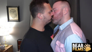 Muie, masturbare, fără șa, puloi, păros, gras – clip fetiș cu homosexuali tatuați cu urși, futuți în anus