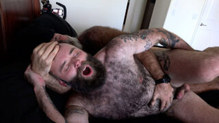 Sexo oral, sem camisinha, peludo, papai – urso amador tatuado americano Will Angell com o cu arrombado, pau grande