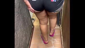 Uber moto mulher Bate punheta pro passageiro encima da moto! No fim da corrida ela faz coisa inusitada com a boca e o cuzinho dela molhado !
