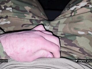 Muskulöser Deutscher Soldat wichst heimlich nachts im Auto – geiler Dirtytalk - PhantomGentX