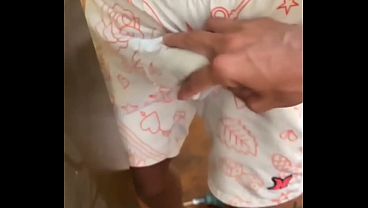 Novinho perde a virgindade com t&eacute_cnico da tv que foi em sua casa instalar a tv - twink loses his virginity with TV technician who went to his house to install the TV -