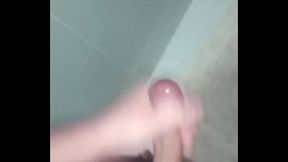 Batendo uma no banheiro