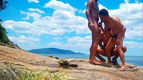 HETEROS FAZEM TRILHA NO MATO E ENCONTRAM INDIO PELADO PAUZUDO E ACABAM FAZENDO SURUBA NA PRAIA