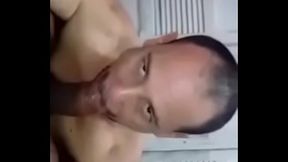 Chupando a rola do neg&atilde_o