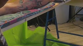 Durchkitzeln Facedown im schwarzen String Bikini