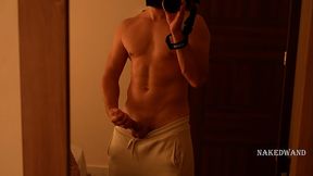 Muscular guy couldn'_t pass by the mirror without jerking off (video without blurring)