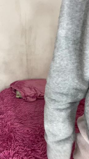Amateur onlyfan shows off her ass on cam