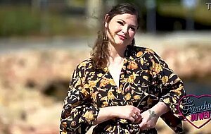 Aurora, une milf anglaise qui veut sucer deux mecs