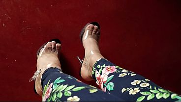 Thal&iacute_a en tacones transparentes sexys