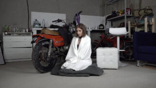 Squirting orgasm, pano, squirting, nyrkkinainti &#8211; pienet rinnat omaava brunette eurooppalainen teini Anastasia Emäntä saa nyrkkinaintia