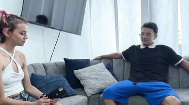 Hermanastro le propone a su hermanastra que se deje coger muy duro a cambio de un telefono nuevo.