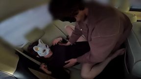 バレーボールの練習後にチームメイトの車の隣でカーセックスする人妻