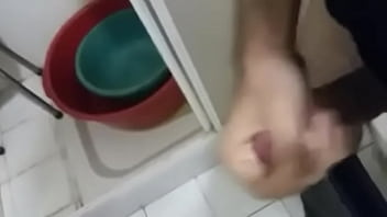 punheta no banheiro