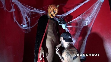 IL SE FAIT SOUMETTRE PAR SURPRISE DURANT LA NUIT D HALLOWEEN