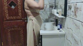 سكس سعودي جديد في حمام 😱 خادمة عراقية جميلة خيانة زوجية 😱 كلام بيهيج جسم ملبن صوت واضح طيز تخبل