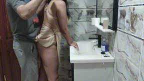 سكس سعودي جديد في حمام 😱 خادمة عراقية جميلة خيانة زوجية 😱 كلام بيهيج جسم ملبن صوت واضح طيز تخبل