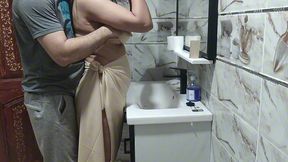 سكس سعودي جديد في حمام 😱 خادمة عراقية جميلة خيانة زوجية 😱 كلام بيهيج جسم ملبن صوت واضح طيز تخبل