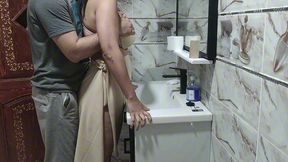 سكس سعودي جديد في حمام 😱 خادمة عراقية جميلة خيانة زوجية 😱 كلام بيهيج جسم ملبن صوت واضح طيز تخبل