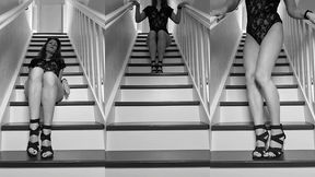 pour les fetichistes... un joli jeu de jambe sensuel dans l escalier...