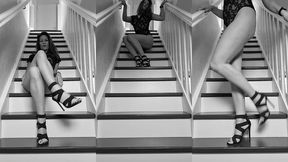 pour les fetichistes... un joli jeu de jambe sensuel dans l escalier...