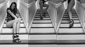pour les fetichistes... un joli jeu de jambe sensuel dans l escalier...