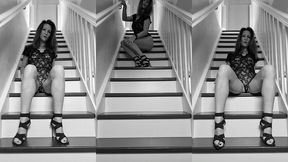 pour les fetichistes... un joli jeu de jambe sensuel dans l escalier...