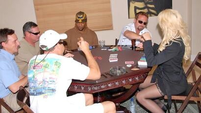 Ganadora rubia sexy MILF en el poker