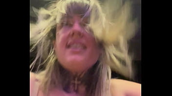 Mulher na academia toda suada que chega tem q tirar a camisa de Tao molhada q ta ! Escorria pelas perna a buceta toda melada eos maronbas n&atilde_o parava de olha pra sua buceta melada!