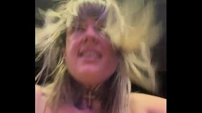 Mulher na academia toda suada que chega tem q tirar a camisa de Tao molhada q ta ! Escorria pelas perna a buceta toda melada eos maronbas n&atilde_o parava de olha pra sua buceta melada!