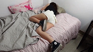 Hermanastra con converse después de la fiesta comparte habitación y follamos apasionadamente