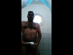 Osito caliente con una gran polla se ducha y se pajea.