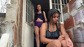 NUESTROS PADRES SE VAN DE VIAJE  Y APROVECHAMOS QUE ELLOS NO ESTAN PARA FOLLAR  AFUERA DE LA CASA CON MI HERMANASTRA