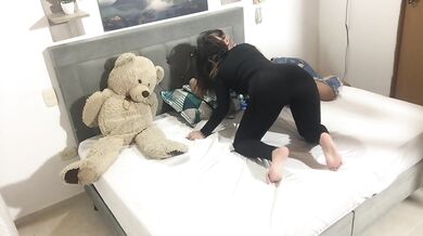 Mi madrastra me enseña a tener sexo lesbico.