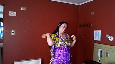 I seduce my stepmother to fuck her while we are alone at home