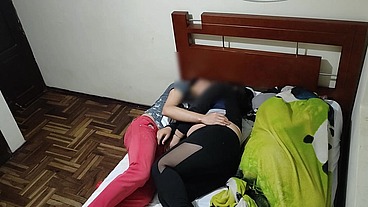 Le fui infiel a mi esposa cuando su mejor amiga viene ala casa y se queda en la casa misma cama Es una fantasía que todos los hombre queremos cumplir QUE BUENA COJIDA LE DI