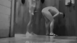 Ung amatør fanget nøgen i bruseren mens han giver en ældre fyr en sjusket blowjob, før han får sit røvhul banket