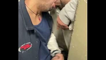 Fazendo a festa dos machos no banheiro publico, frio la fora, pica aqui dentro.