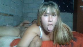 jugando con mi esposa frente la web cam en vivo - le lleno la boca de leche