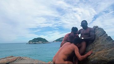 NEG&Atilde_O PAUZUDO XXL COM TORNOZELEIRA ELETR&Ocirc_NICA PASSOU A VARA EM PUTOS NA PRAIA DE ABRIC&Oacute_ RIO DE JANEIRO